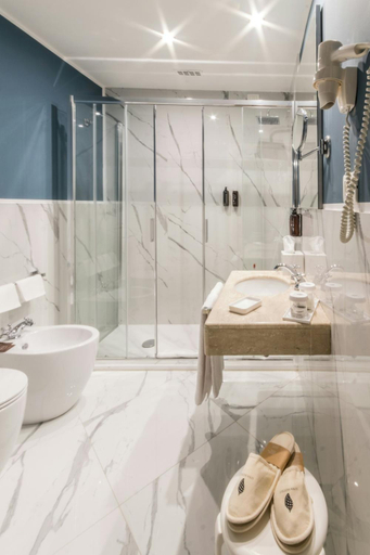 Bathroom 5, Hotel Sina Astor, Lucca