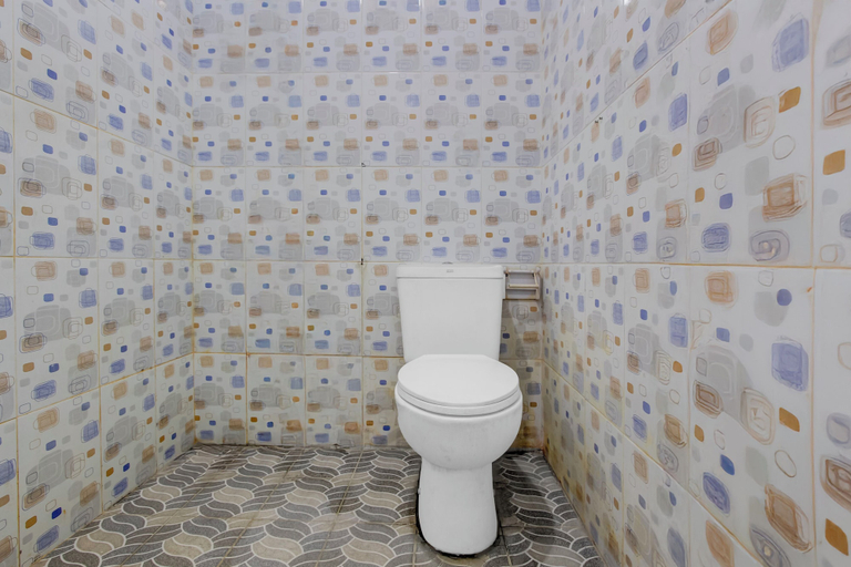 Bathroom 5, OYO 95140 Metro Guest House, Yogyakarta