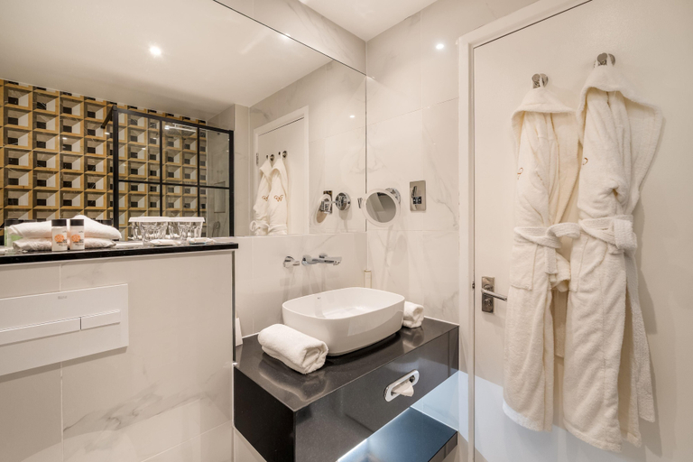 Bathroom 4, Washington Mayfair Hotel, London