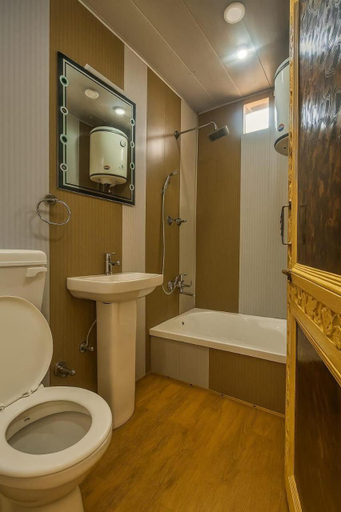 Bathroom 3, Pasadona Super Deluxe Houseboat, Srinagar
