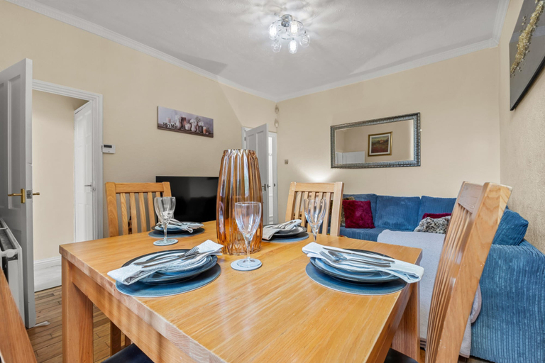 Room 4, Manchester Seymour Escape Spacious 4BR Home for 8, Tameside