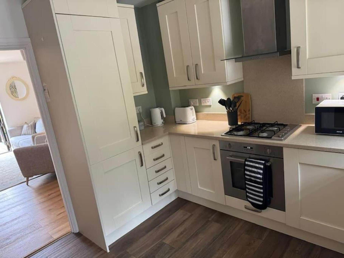 Private kitchen 2, Earls Barton House Sleeps 4 With Patio and Garden, Northamptonshire