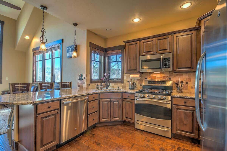 Private kitchen 5, Minutes From World Class Ski Resorts, Hot Tub!, Summit