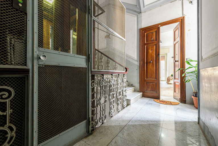 Others 5, Via Morghen 63 - Primo Piano, Napoli