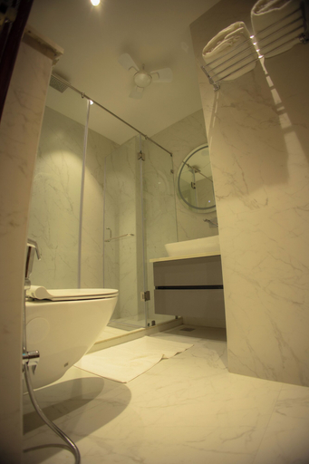 Bathroom 3, Hotel Ivory Leaf Stays, Gurgaon