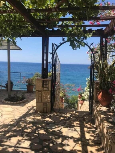 Property grounds 2, Villa Koutsakis, Faistos