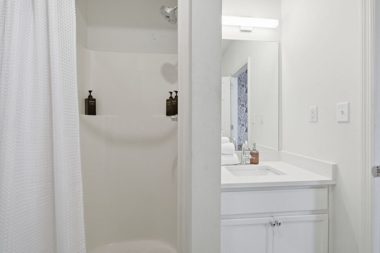Interior 4, Comfortable 3BR Minutes to Broadway Parking, Davidson