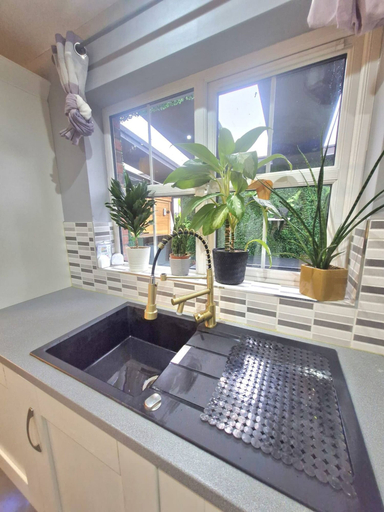 Room 5, 3BR Tropical Escape in Lisburn and Castlereagh, Lisburn and Castlereagh