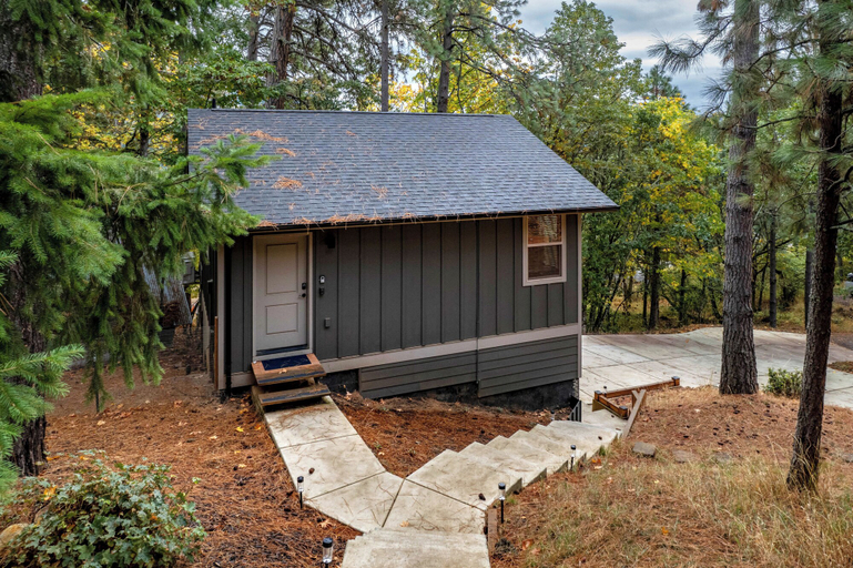Interior 2, Evergreen Retreat A 30 Night Minimum, Klickitat