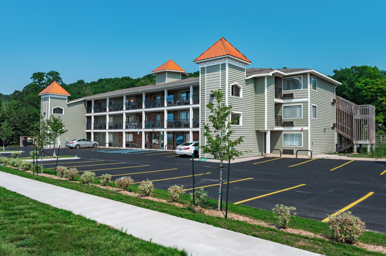Exterior & Views