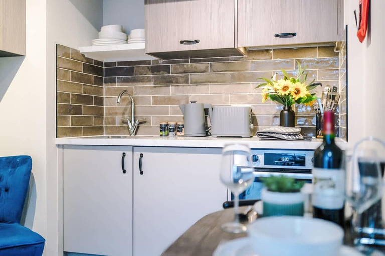 Room 5, NEW Pristine Studio in the City-centre Sleeps 2, Cheshire West and Chester