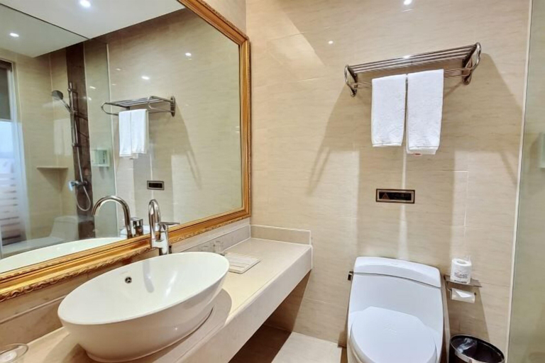 Bathroom 3, Vienna Hotel (Xinyi Jiaoyucheng River View), Maoming