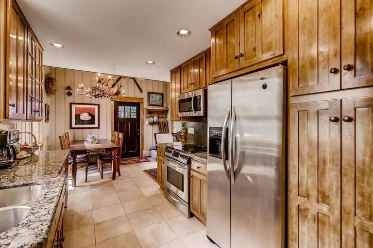 Private kitchen 5, Epic Lake and Mountain Views!, Summit