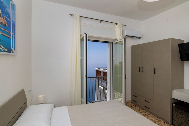 Bedroom 4, Villa Pino, Salerno