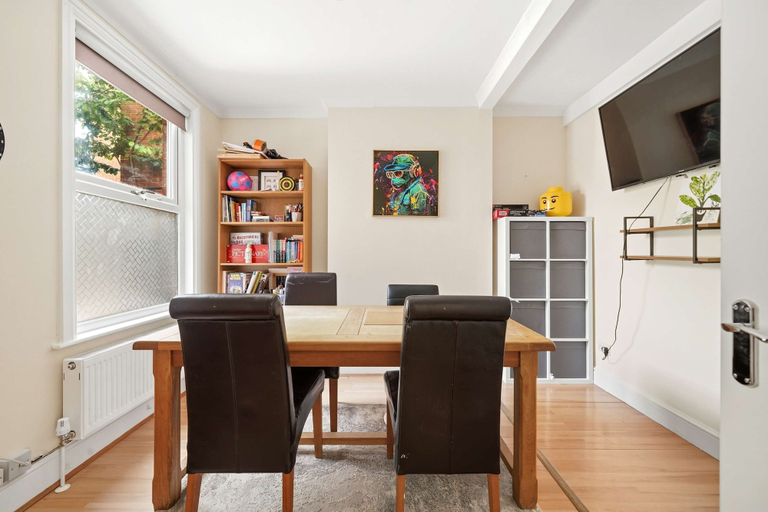 Room 5, Peaceful 4-bed Home in Aylesbury, Buckinghamshire