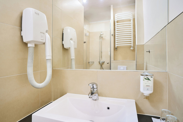 Bathroom 4, DeSilva Inn Katowice Airport, Lubliniec