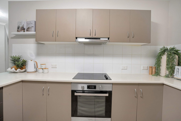 Room 5, Spacious Retreat With Courtyard Resort Pool, Cairns
