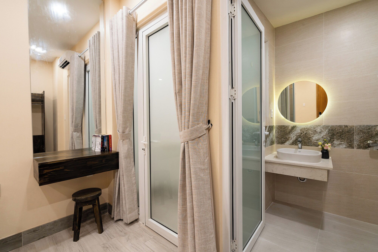 Bathroom 5, HemTouch House, District 3
