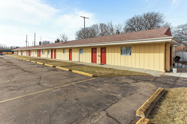 Others 4, Budget INN, Genesee
