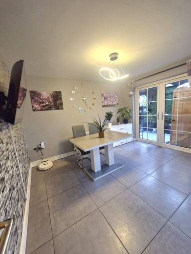 Room 2, 3BR Tropical Escape in Lisburn and Castlereagh, Lisburn and Castlereagh