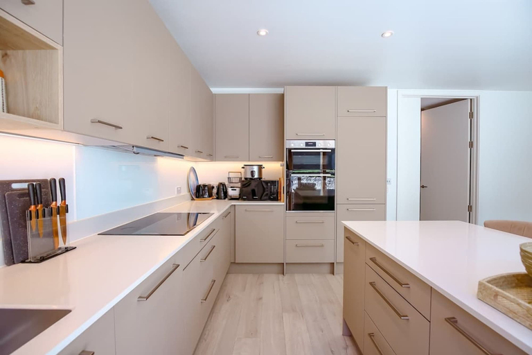 Room 3, Perfect Booking Large Home With Driveway Parking, Medway