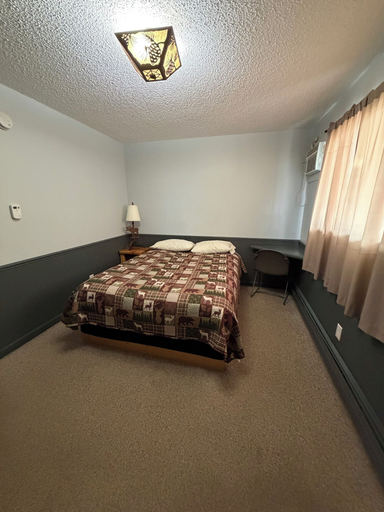Room 5, Mountain Valley Lodge & Campground, Benzie