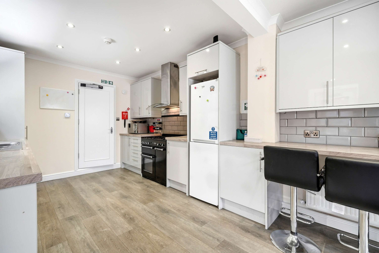 Room 2, Peaceful 4-bed Home in Aylesbury, Buckinghamshire