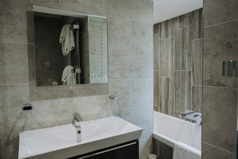 Bathroom 5, The White Swan, Lincolnshire