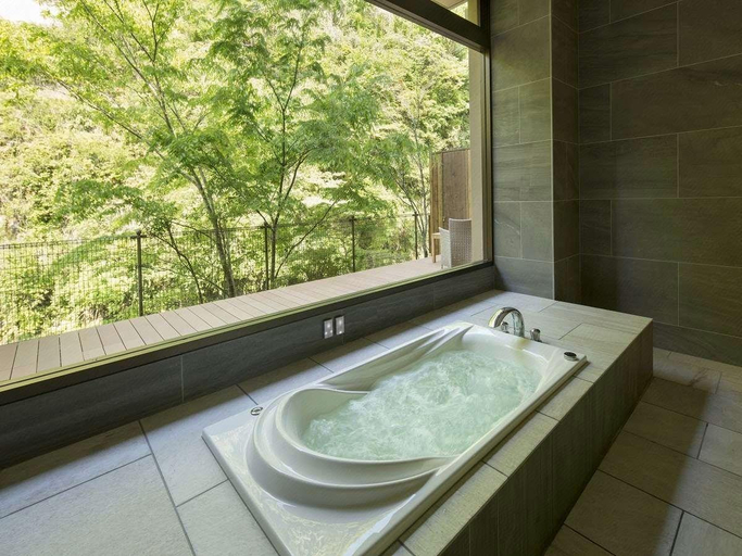 Bathroom 4, Keikoku Bettei Mochinoki, Ōtaki