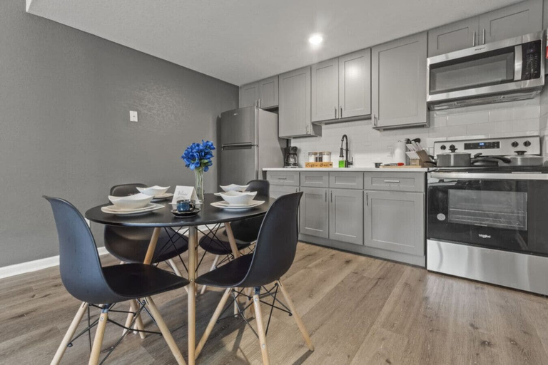 Interior 2, Cozy King Suite, Wheelchair Accessible, Fast Wifi, Muscogee