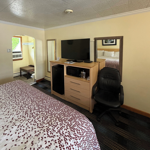 Bedroom 3, Colonial Motel, Carroll