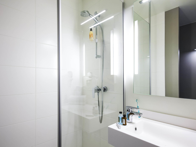Bathroom 3, ibis Styles Mulhouse Centre Gare, Haut-Rhin