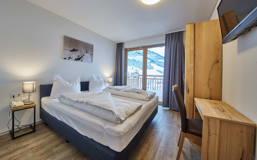 Bedroom 3, AlpenParks Hotel & Apartment Sonnleiten, Zell am See