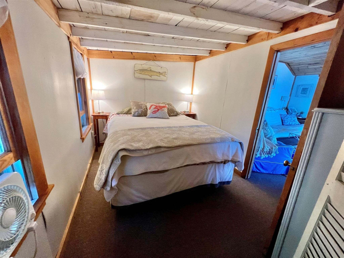 Room 4, Beachside On Sebago Limit 6 2 Bedroom Villa, Cumberland