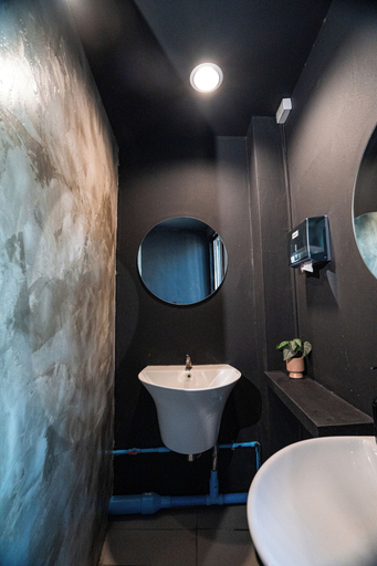 Bathroom 4, Bud Brew Beyond Dispensary and Hotel, Phra Nakhon