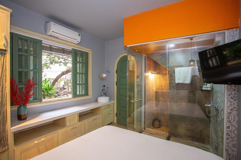 Others 4, Chez Van, Hai Bà Trưng