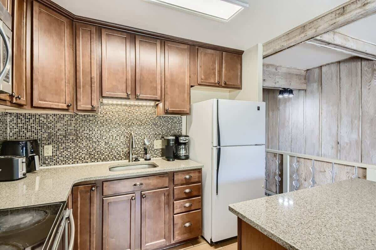 Private kitchen 3, Amazing Lake and Mountain Views!, Summit