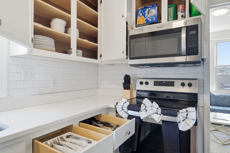 Interior 3, Central 3BR Apt Minutes to Downtown Parking, Davidson