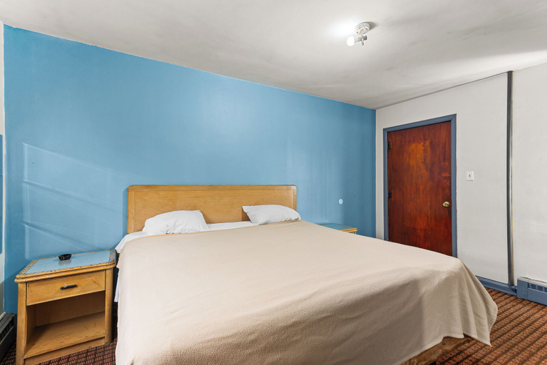 Others 3, Budget INN, Genesee
