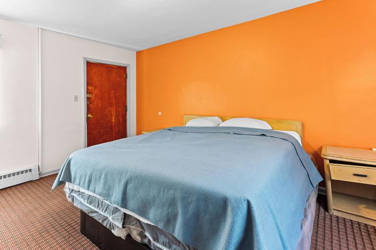 Bedroom 4, Budget INN, Genesee