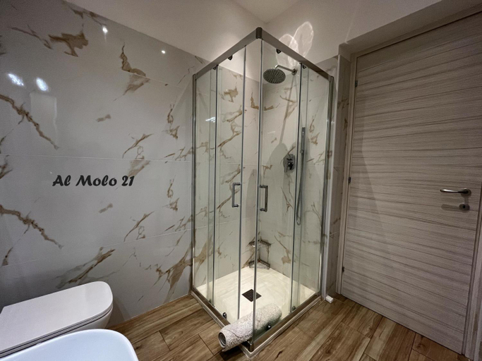 Bathroom 4, Al molo 21, La Spezia
