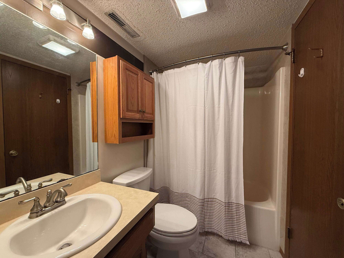Bathroom 3, Loto fun at 21 Lakeview Condo, Camden