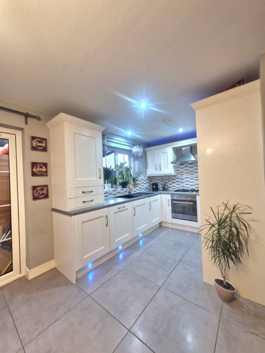 Room 3, 3BR Tropical Escape in Lisburn and Castlereagh, Lisburn and Castlereagh