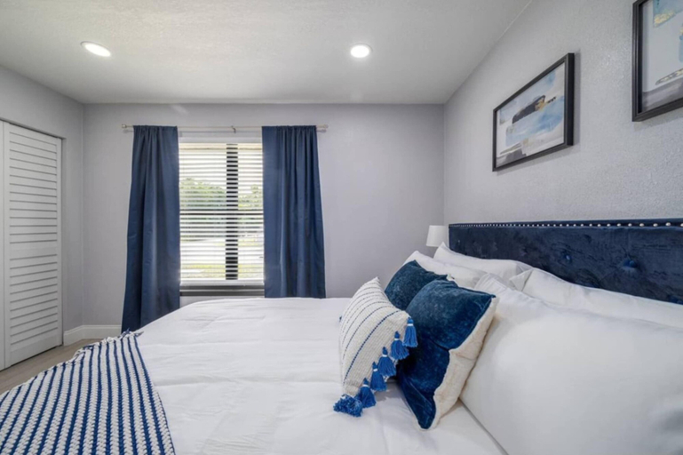 Interior 5, 561j Large 2 Bedroom With King bed and Patio!, Orange