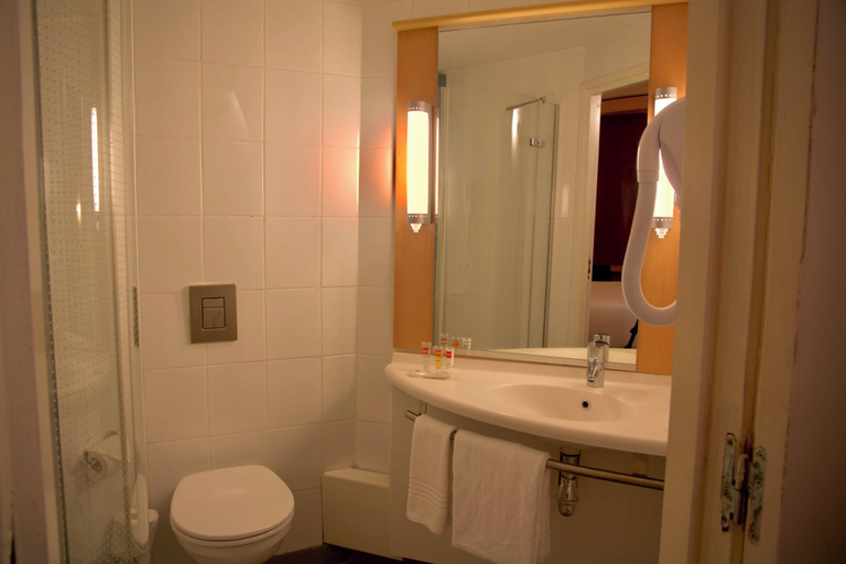 Bathroom 5, Hotel ibis Lagos Ikeja, Kosofe