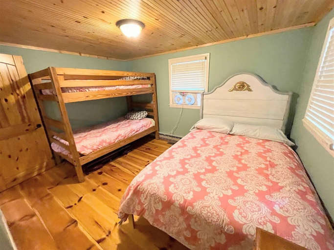 Room 4, Holiday Cove - Limit 8 3 Bedroom Villa, Cumberland