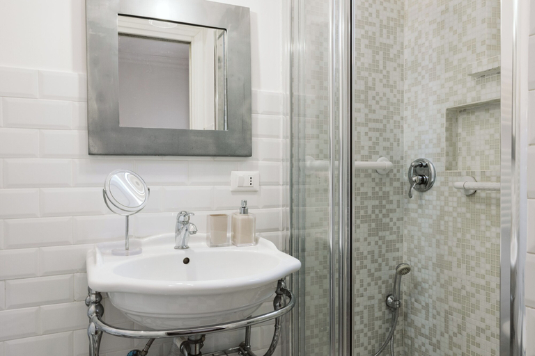 Bathroom 3, Rental In Rome Saint Peter Prestigious Apartment, Roma