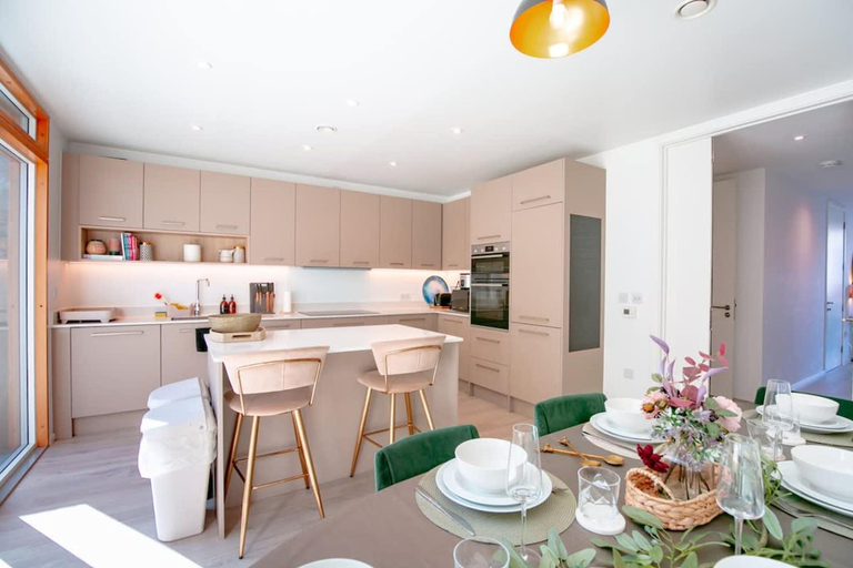 Room 4, Perfect Booking Large Home With Driveway Parking, Medway