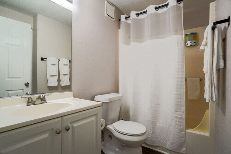 Interior 5, King Suite, 10 Mins to Ft Moore, Muscogee