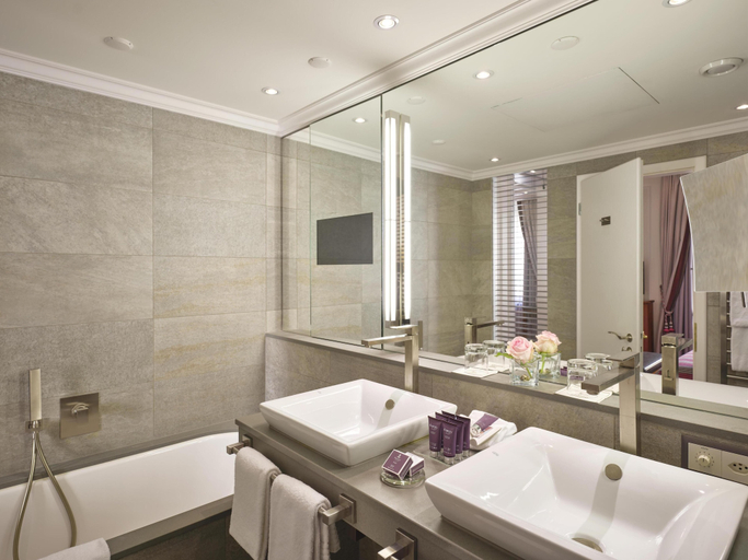 Bathroom 5, Hotel Schweizerhof Zürich, Zürich